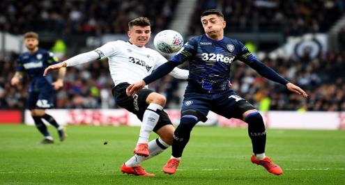 ليدز يقترب من نهائي "بلاي أوفس" بريميرليج بالفوز على ديربي كاونتي